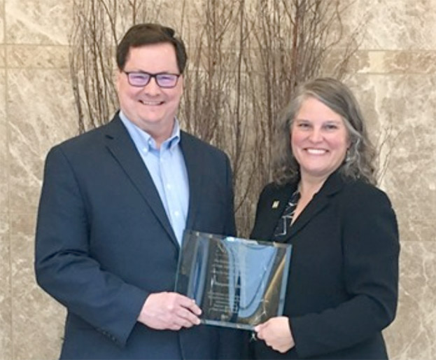 Margaret Allen receives NASJE’s Karen Thorson Award from President Dr. Anthony Simones at the 2019 NASJE Annual Conference